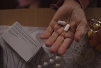 Nahaufnahme einer Seniorin mit Medikamentenpille — Stockfoto