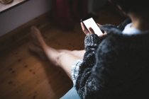 Frau benutzt Handy zu Hause im Schlafzimmer — Stockfoto