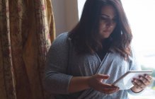 Linda fêmea vlogger usando tablet digital em casa — Fotografia de Stock
