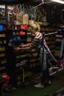 Молода жінка-механік працює в майстерні — стокове фото