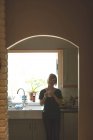 Красива жінка за кавою в кухні в домашніх умовах — стокове фото