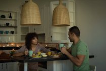 Paar frühstückt gemeinsam zu Hause — Stockfoto