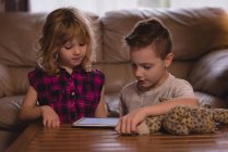 Junge und Mädchen nutzen digitales Tablet im heimischen Wohnzimmer — Stockfoto