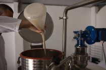 Arbeiter überprüfen Qualität von Gin in Fabrik — Stockfoto
