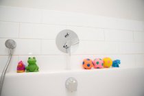 Різні іграшки тримаються у ванній — стокове фото