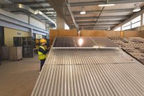 Männlicher Arbeiter arbeitet an Solarzellen in Solarkraftwerk — Stockfoto