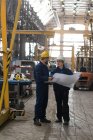 Техник обсуждает план со своим коллегой по металлургии — стоковое фото