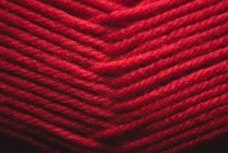Крупный план запутанной красной пряжи — стоковое фото