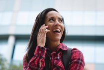 Sorrindo mulher falando no telefone celular na cidade — Fotografia de Stock