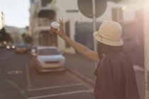 Жінка жестикулює на вулиці міста в сонячний день — стокове фото