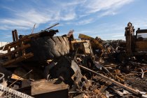 Rusty ordures dans la casse par une journée ensoleillée — Photo de stock