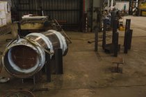Schweißgerät auf zylindrischem Behälterteil zur Reparatur in der Werkstatt — Stockfoto