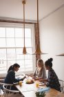 Женщины-руководители завтракают вместе в креативном офисе — стоковое фото