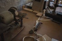 Máquina de corte de madera en taller - foto de stock