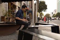 Concentrado asiático empresário usando laptop no pavimento café — Fotografia de Stock