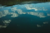 Lago con riflesso di cielo e nuvole in una giornata di sole — Foto stock