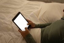 Homem sênior usando tablet digital no quarto em casa — Fotografia de Stock