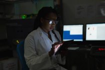 Scientifique utilisant une tablette numérique dans un laboratoire scientifique — Photo de stock