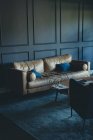 Порожній диван і стілець в офісі — стокове фото