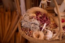 Primer plano de varios hilos de seda en una cesta - foto de stock