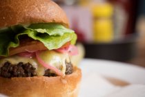 Nahaufnahme von Burger mit Salat im Restaurant. — Stockfoto