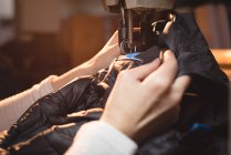 Портной швейной куртки с швейной машинкой в портной мастерской — стоковое фото