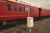 Train rouge sur voie ferrée — Photo de stock