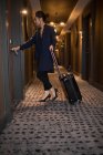 Mulher que entra no quarto de hotel — Fotografia de Stock