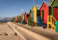 Cabanas de praia coloridas na praia em luz suave — Fotografia de Stock