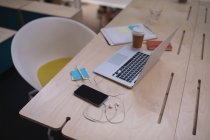 Ноутбук і мобільний телефон на столі в офісі — стокове фото