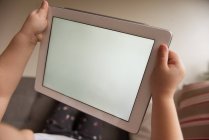 Крупный план девушки с использованием цифрового планшета дома — стоковое фото