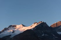 Montagne innevate in una giornata di sole — Foto stock