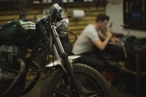 Крупный план мотоцикла в гараже — стоковое фото
