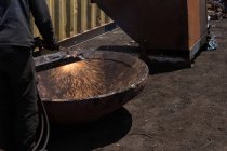 Sezione centrale del lavoratore che salda il telaio metallico in cantiere di demolizione — Foto stock