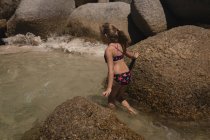 Девушка ходит в воде в солнечный день — стоковое фото