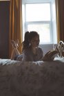 Жінка читає книгу в спальні вдома — стокове фото