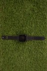 Overhead de smartwatch na grama artificial — Fotografia de Stock