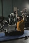 Behinderter Mann trainiert mit Langhantel in Turnhalle — Stockfoto