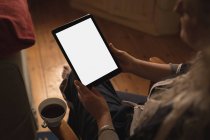 Frau nutzt digitales Tablet beim Kaffee zu Hause — Stockfoto