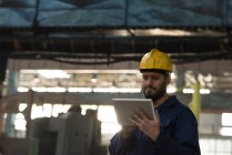 Technicien utilisant une tablette numérique dans l'industrie métallurgique — Photo de stock
