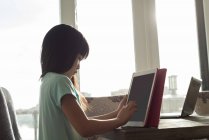 Дівчина використовує цифровий планшет вдома — стокове фото