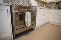 Сучасна газова піч на кухні в домашніх умовах — стокове фото