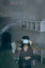 Виконавчий за допомогою віртуальної реальності гарнітуру в офісі — стокове фото