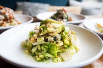 Крупный план груши и салата с голубым сыром на тарелке — стоковое фото