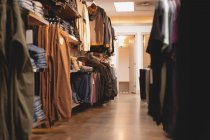 Kleidersorten in leerem Einkaufszentrum — Stockfoto