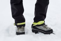 Baixa seção de montanhista fêmea em pé em uma região nevada — Fotografia de Stock