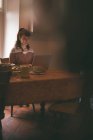 Женщина пользуется ноутбуком дома — стоковое фото