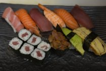 Primer plano de varios sushi dispuestos en una bandeja - foto de stock