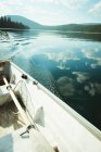 Barca vuota in un lago in una giornata di sole — Foto stock