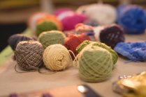 Lã multicolorida mantida na mesa na loja de alfaiates — Fotografia de Stock
